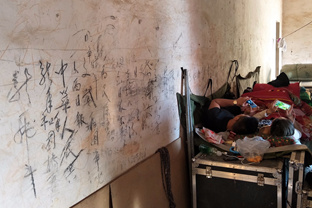 戏台后的休闲时光