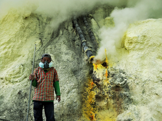 宜珍火山的硫磺工人